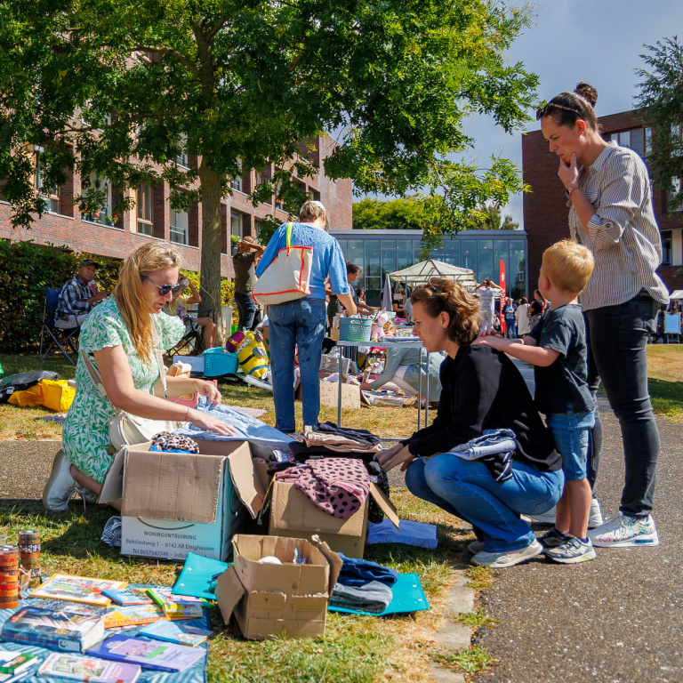 Braderie Oranjehof, gezamenlijke ontmoeting in de wijk